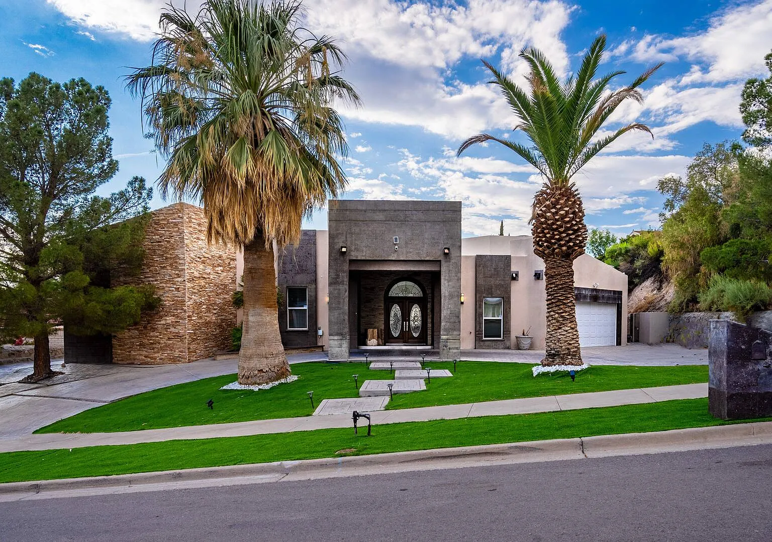 5 bed, 5351 sqft, $9,495 — Photo 3