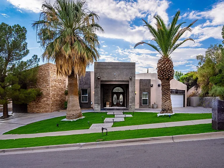 Front of the Villa w. wraparound Driveway.
