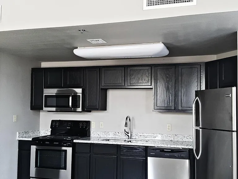 Nueces Lofts — Photo 9