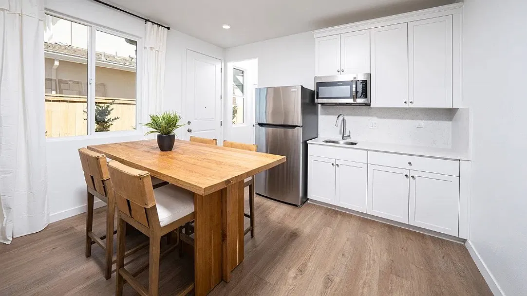 4 bed, 3025 sqft, $1,850 — Photo 1