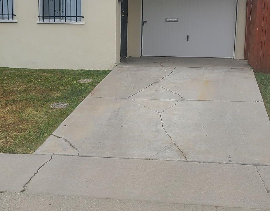 FRONT ENTRANCE TO THE HOUSE AND THE DRIVEWAY