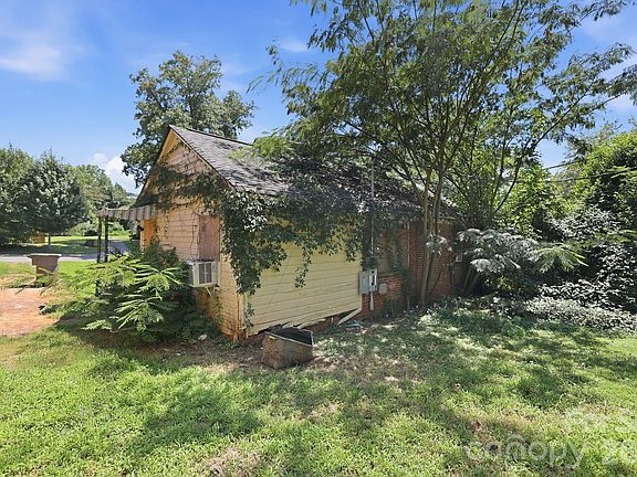 5th image of 2840 Cowles Rd
