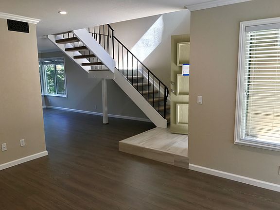 2nd image of 126 Sequoia Glen Ln