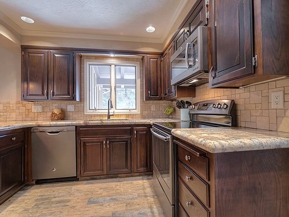 5th image of 2767 Surrey Ln