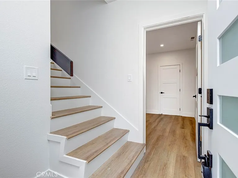 1090 Loma Dr — Photo 26