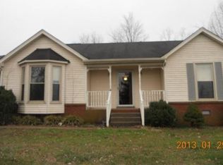 843 College St, Portland, TN 37148