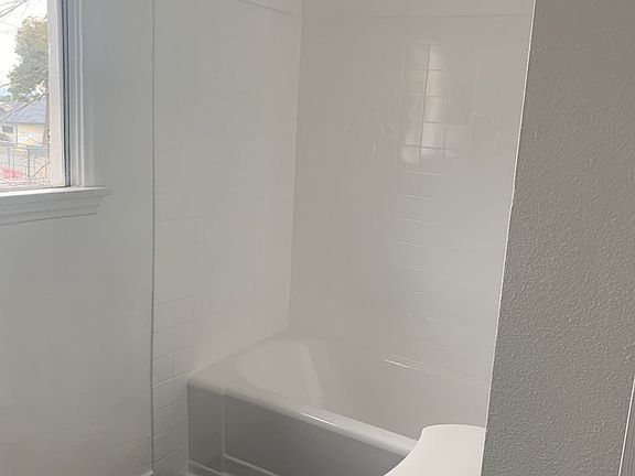 4th image of 2441-2445 White St #2441-1/2