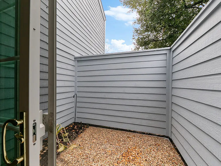 Open space, fenced - patio