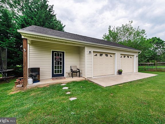 3rd image of 19420 Portsmouth Dr