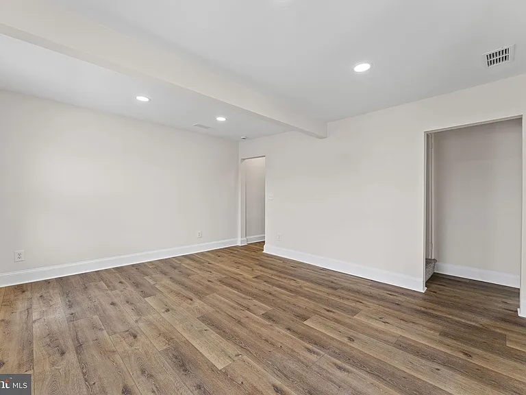 116 E King St — Photo 7