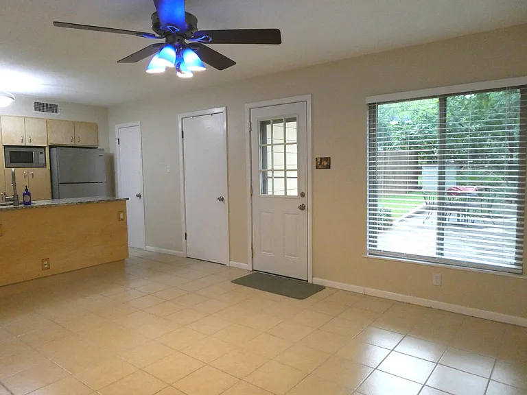1306 Cloverleaf Dr #B — Photo 7