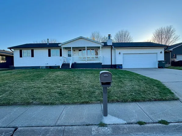 1521 Apache Ave, Hastings, NE 68901