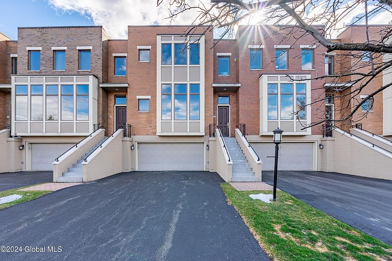 3rd image of 10 Bryn Mawr Court