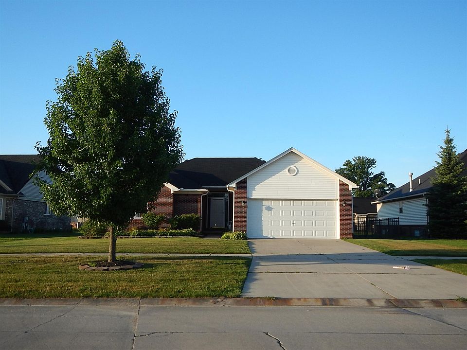 1st image of 18570 Country Club Dr