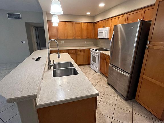 2nd image of 7012 Hawaii Kai Dr Unit 202