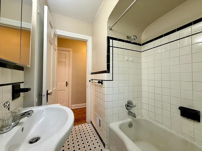 2525 Glenmary Ave #1 — Photo 12