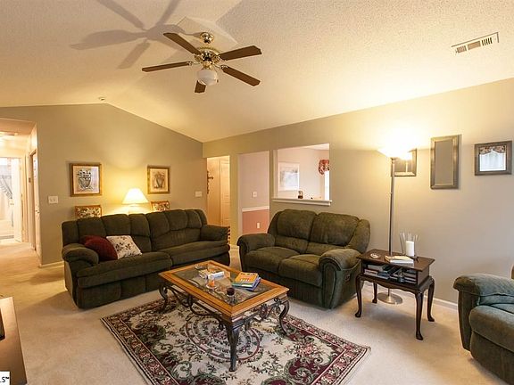 4th image of 16 Hazeltine Ct
