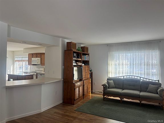 4th image of 1407 Middle Road #275