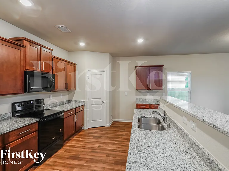 323 Darling Ln — Photo 5