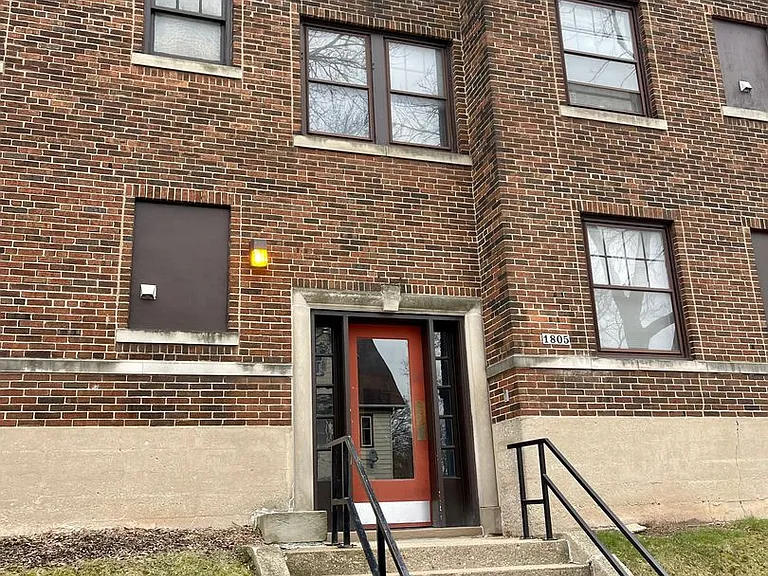 1805 E Park Pl — Photo 2