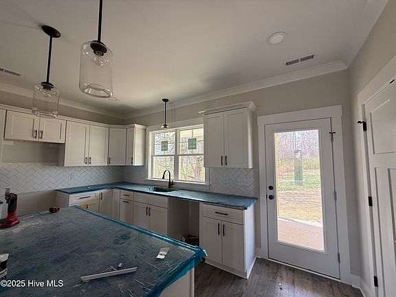 4th image of 215 Ruskin Drive