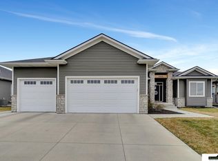 7372 Dempster Dr, Lincoln, NE 68516