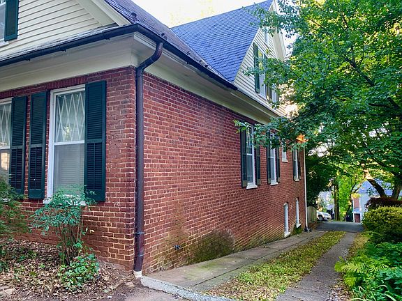 Parking for 4 cars in the driveway