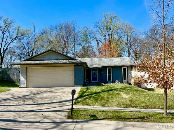 2237 Arborview Dr, Maryland Heights, MO 63043