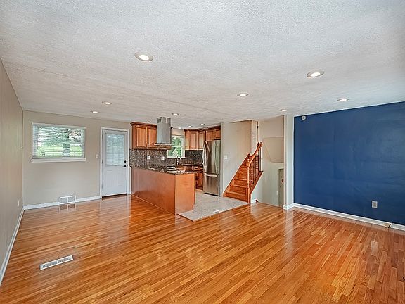 5th image of 634 Garden City Dr