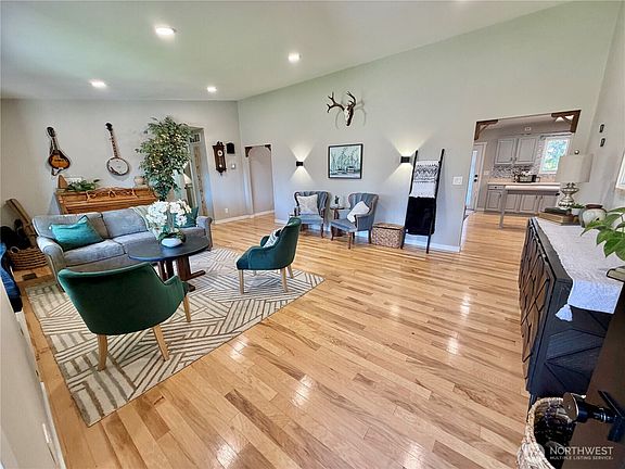 3rd image of 621 W Division Avenue