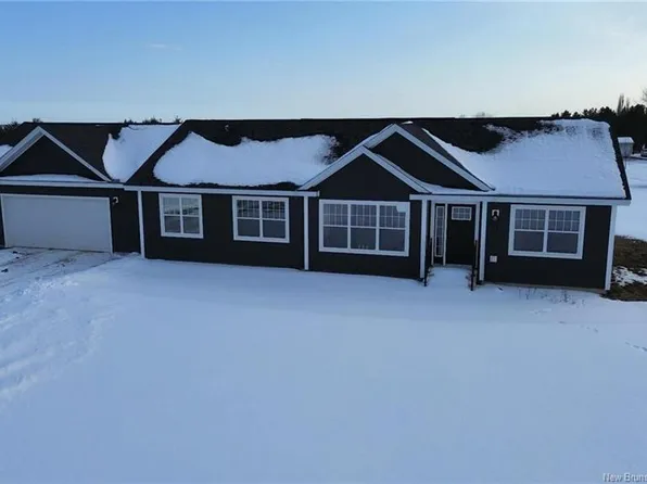 27 Sweeney St, Woodstock, NB E7M 3N8