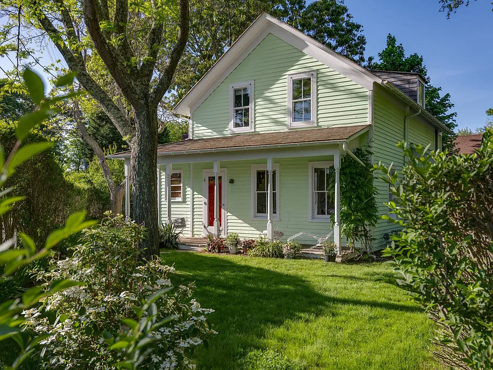17 Montauk Avenue Ext