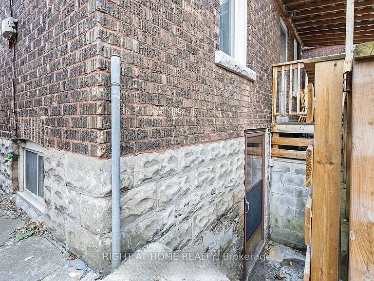 30 Webber Ave #LOWER — Photo 9