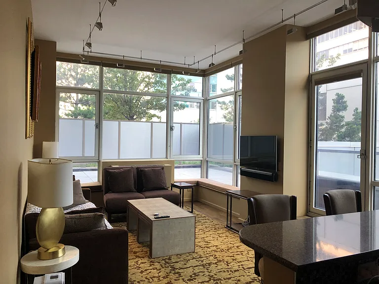 635 W 42nd St #2B — Photo 3
