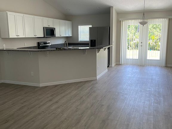 Easy to maintain flooring throughout.