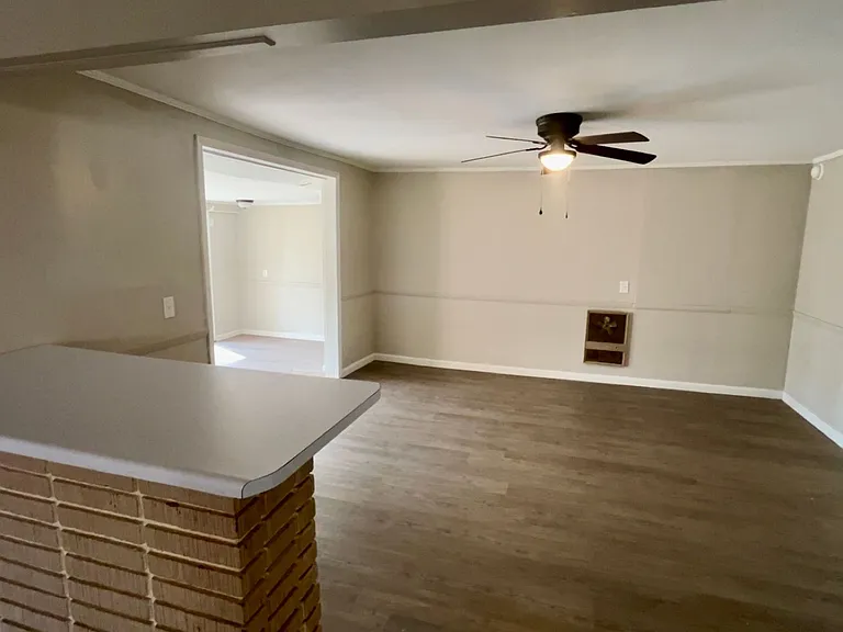 902 Adams St — Photo 4