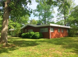 1512 Ritters Lake Rd, Greensboro, NC 27406