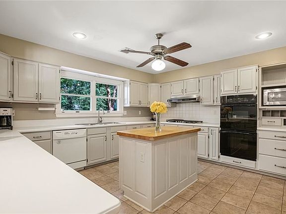 5th image of 120 Riverwood Dr