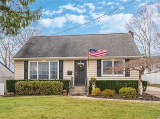 15 Moore Pl, Melville, NY 11747