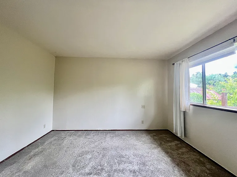 915 Clover Dr — Photo 12