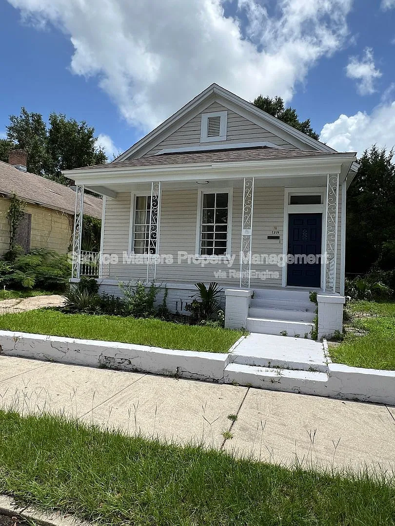 3 bed, 2.0 bath, 1368 sqft, $1,650 — Photo 1