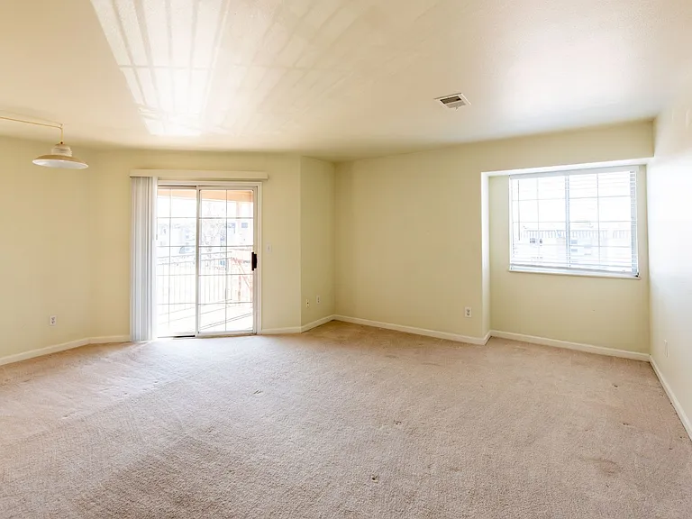 Highline Pointe Apts. — Photo 10