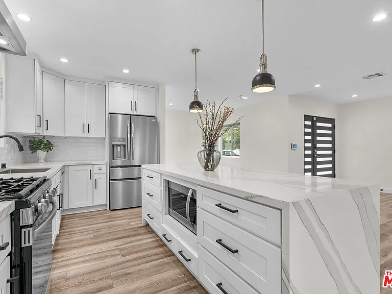 18343 Calvert St — Photo 13