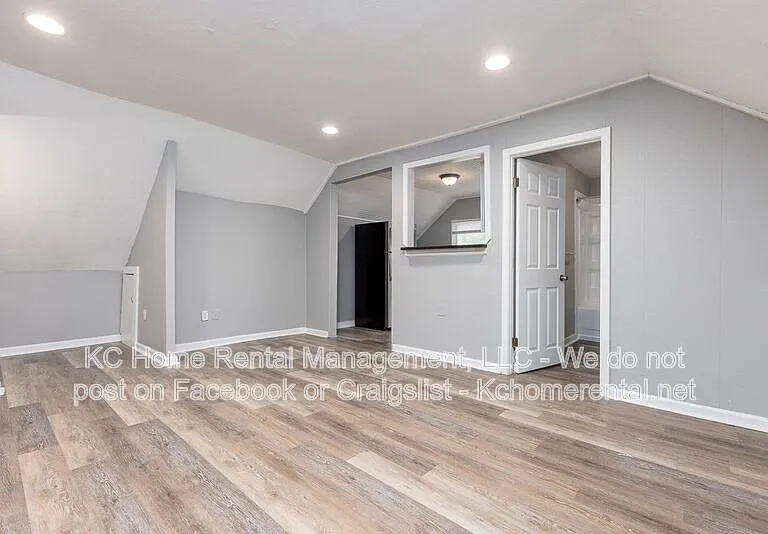 1111 W 44th St #B — Photo 11