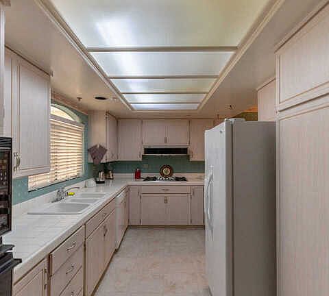 5th image of 410 S Barrington Ave APT 304
