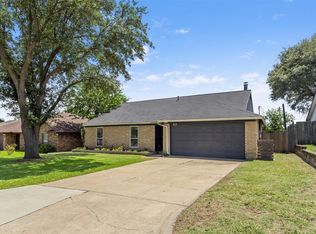 817 Woodhaven Ln, Grand Prairie, TX 75052