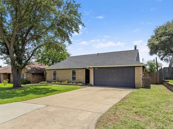 817 Woodhaven Ln, Grand Prairie, TX 75052
