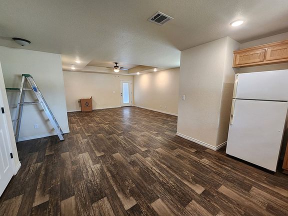 4th image of 1204 E Avenue G