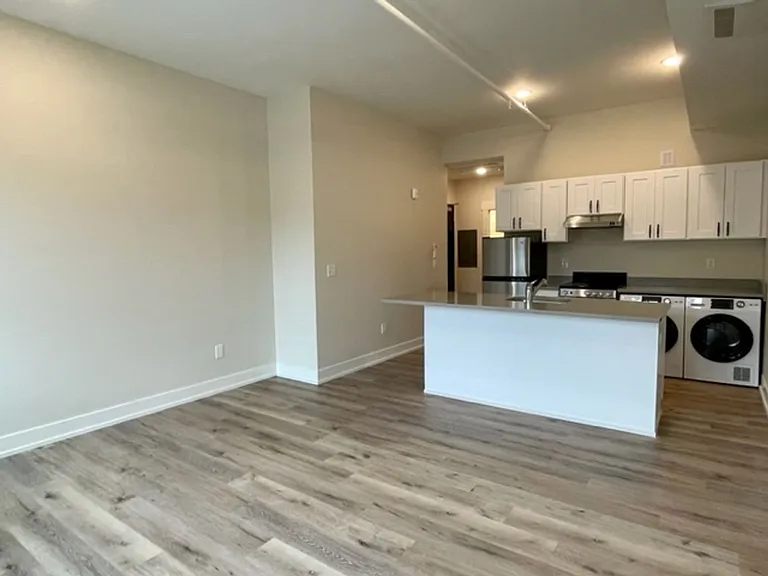 Beautiful Studio and One Bedrooms West Grand Neighborhood — Photo 17