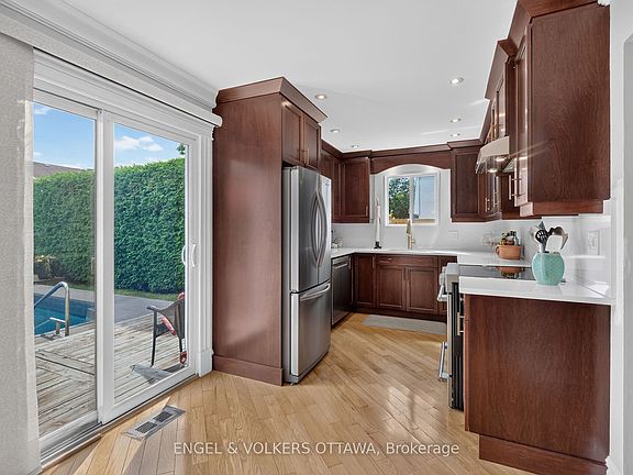 4th image of 1069 Saint Germain Cres